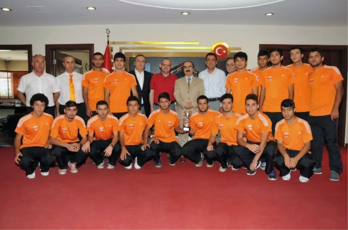 Adanaspor U-19 Takımından Vali Coş\'a Ziyaret