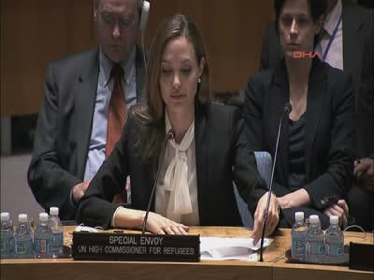 Angelina Jolie\'den, BM Güvenlik Konseyi\'ne, \'Cinsel Şiddet ve Tecavüzü Önlemek İçin Önlem Alın"