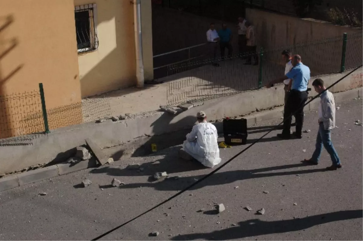 Bahçe Duvarında Ses Bombası Patladı