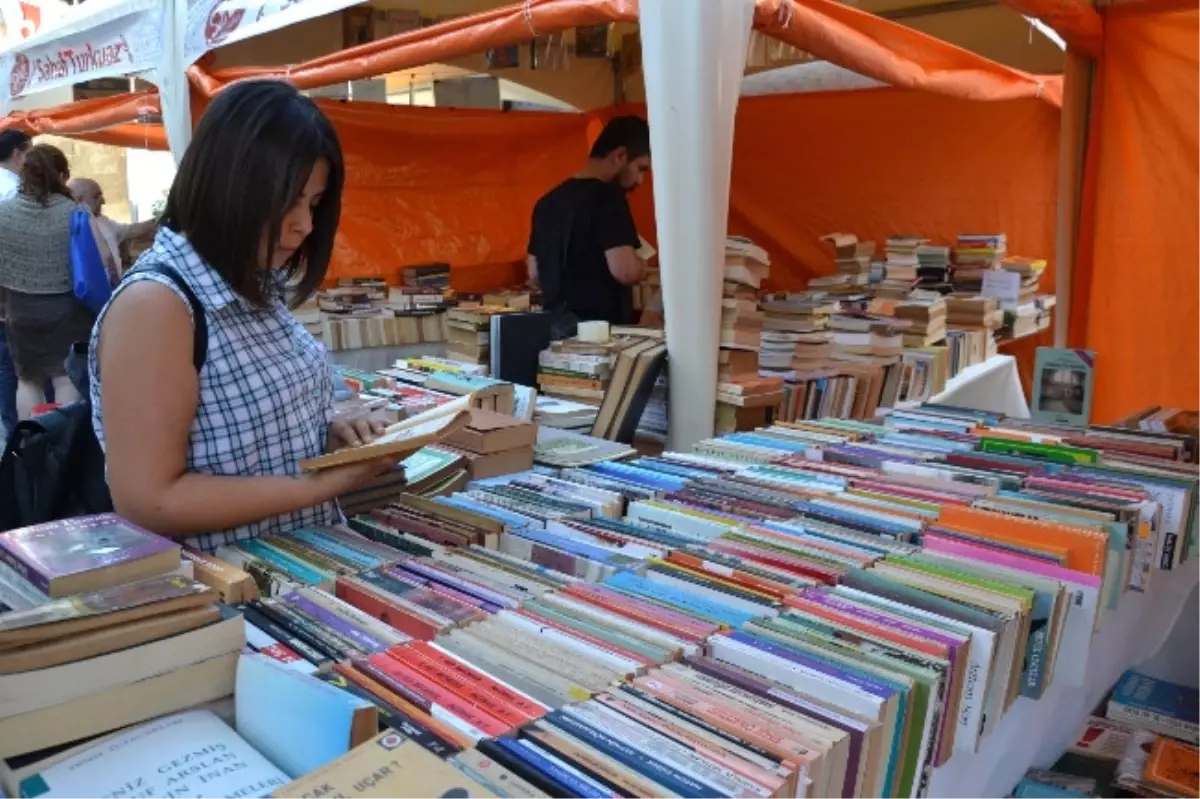 Bey Mahallesi Kitap Kokuyor