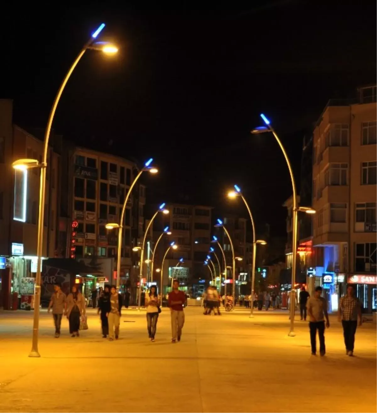 Bolu\'nun En İşlek Caddesi Aydınlandı