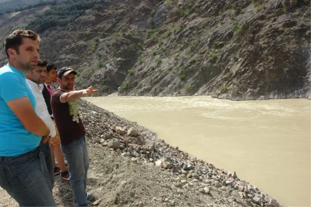 Çoruh Nehri\'ne Düşen Araçtaki 3 Kişiyi Arama Çalışmaları Sürüyor