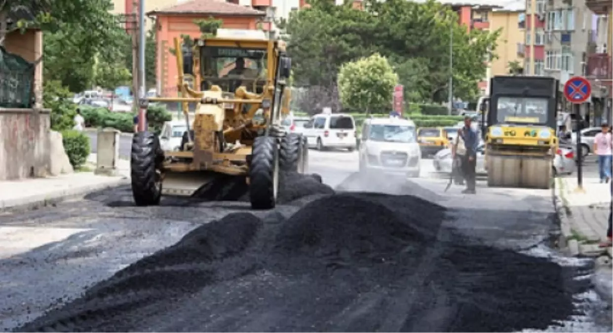 Elazığ\'da Asfalt Serim Çalışmaları Devam Ediyor