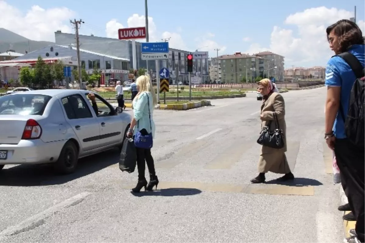 Hastane Önündeki Yaya Geçidi Fıkraları Aratmıyor