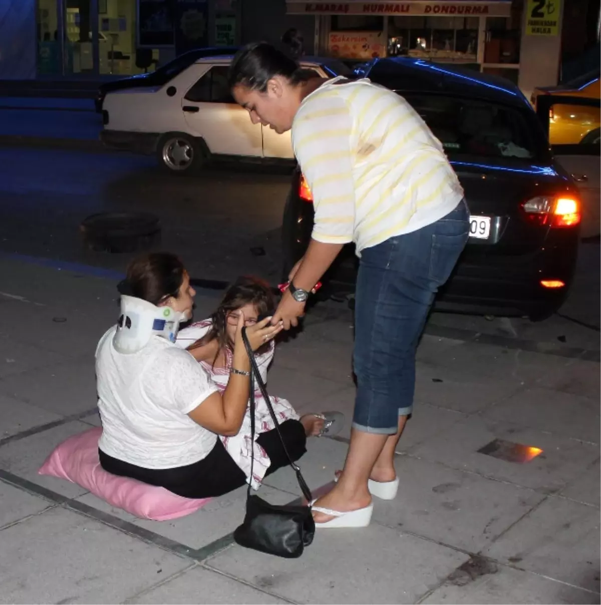 Kaza Geçiren Çocuk Ambulansa Zor Bindirildi