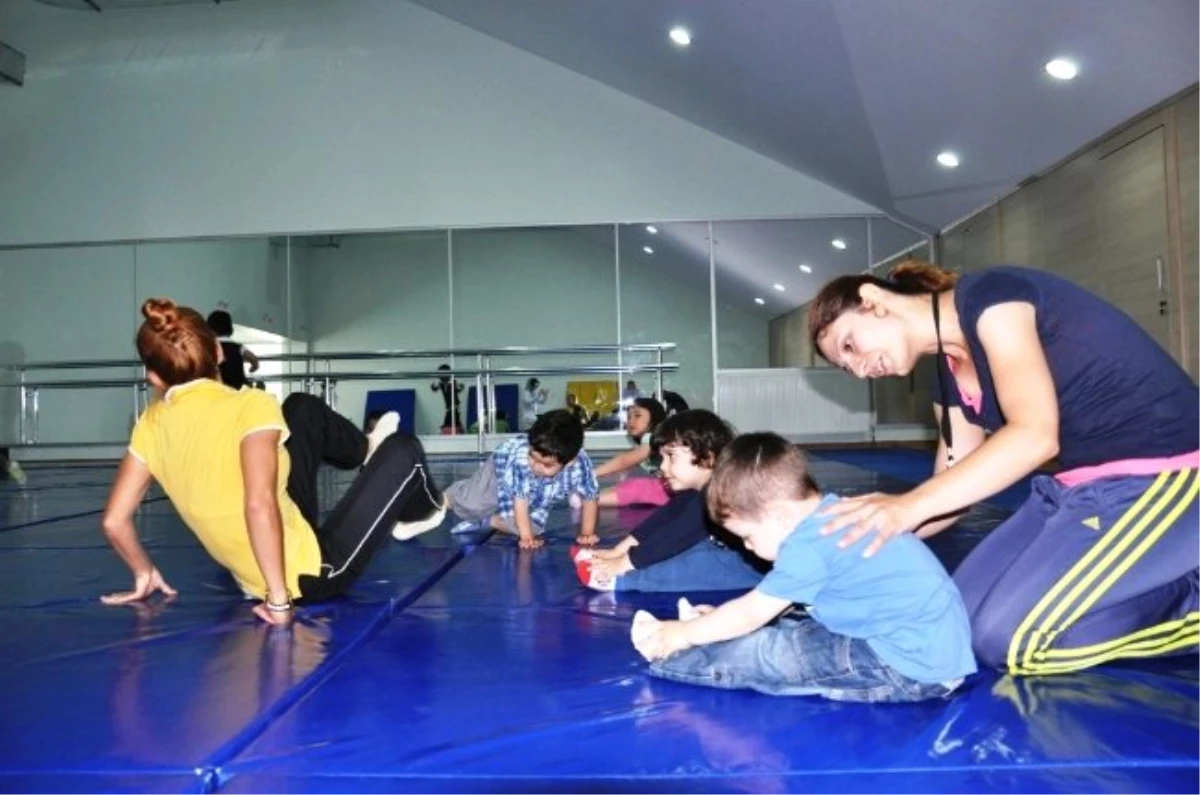 Kreş Çocukları Cimnastikle Eğleniyor