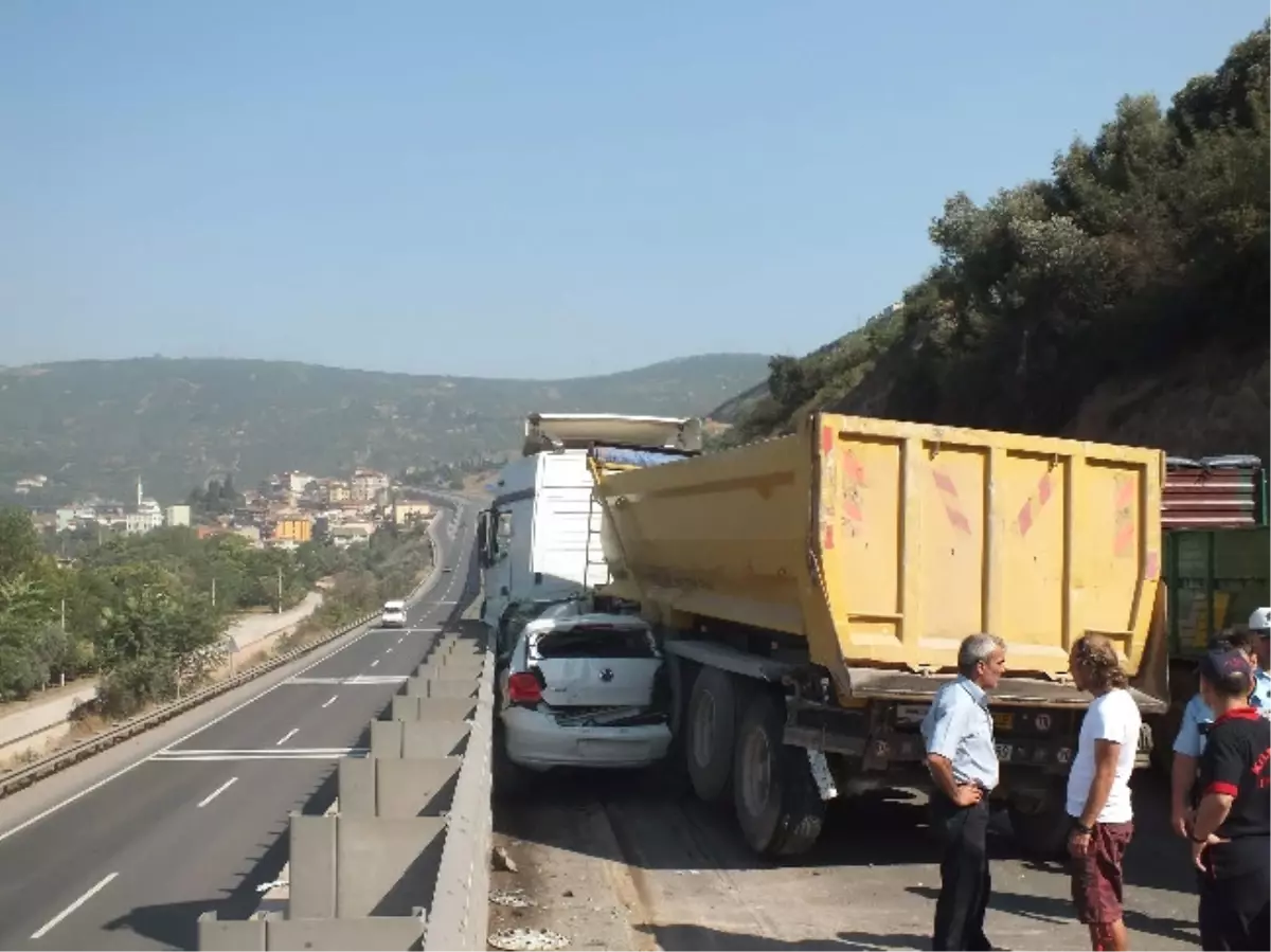 Lastiği Patlayan Tır Otomobili Ezdi