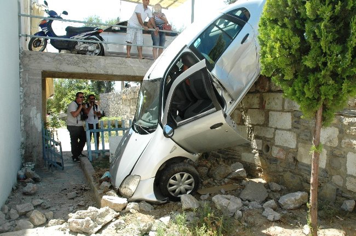 Motosikletliye Çarpmamak İçin Evin Bahçesine Uçtu