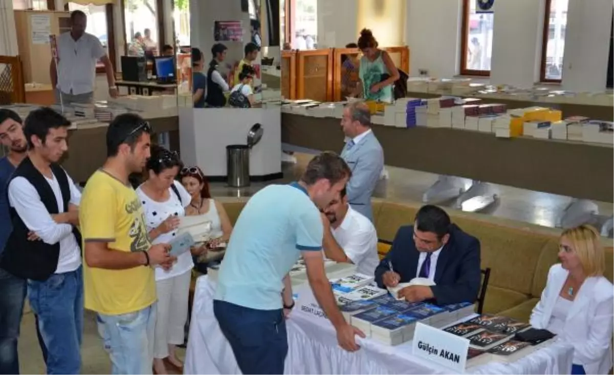 Rektör Laçiner, Kitaplarını İmzaladı