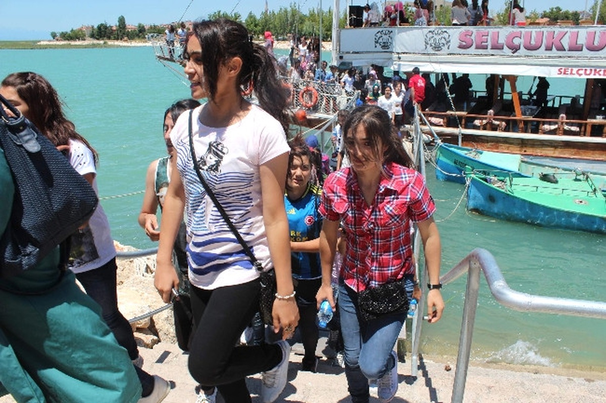 Şırnaklı Öğrenciler Beyşehir Gölü\'nü Gezdi