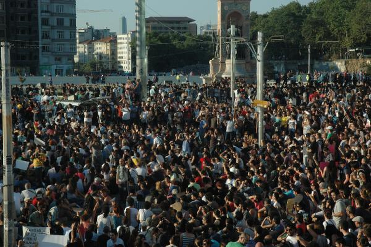 Taksim Meydanı\'nda Oturma Eylemi