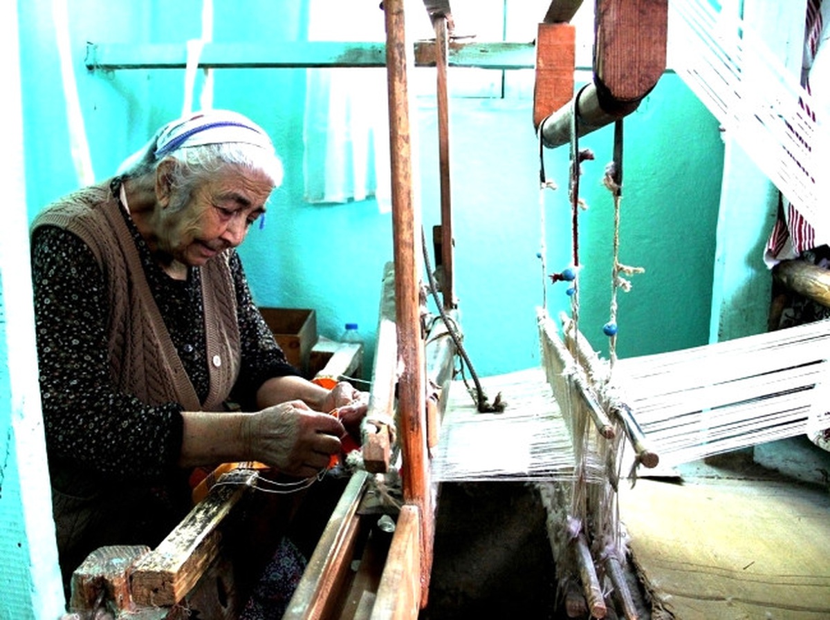 83 Yaşındaki Raziye Nine, Dokuma Tezgahından Vazgeçmiyor