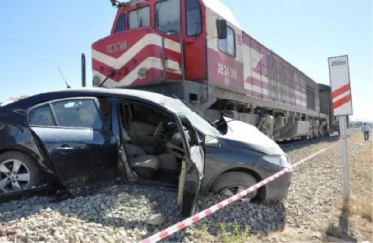 Ahmetli\'de Tren Araca Çarptı: 3 Yaralı