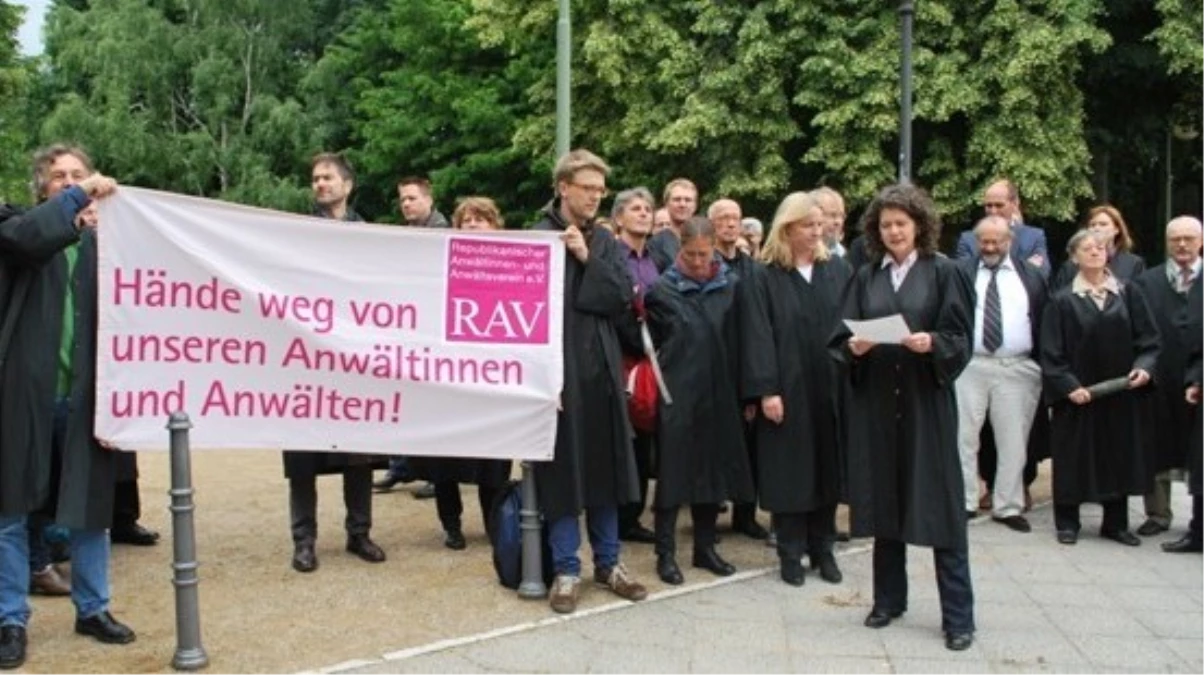 Berlin\'deki Avukatlardan Türk Meslektaşlarına Destek Gösterisi