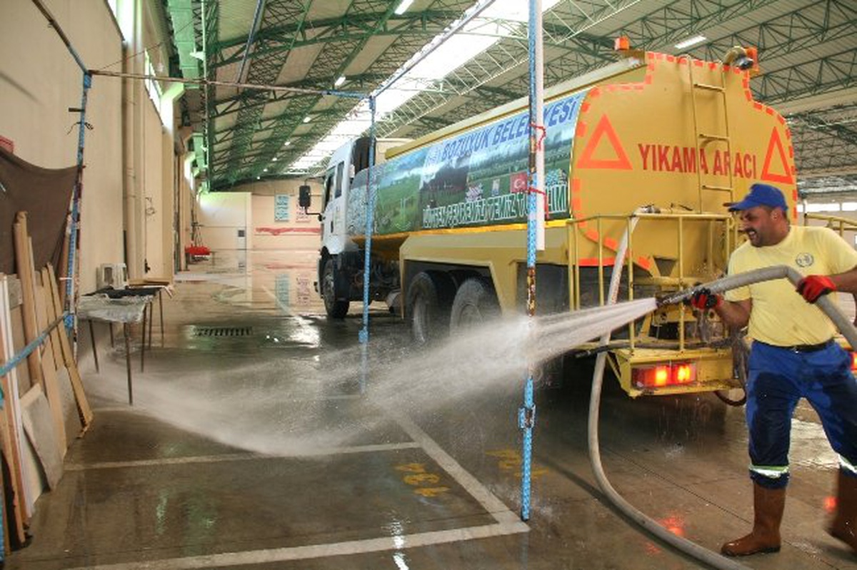 Bozüyük Belediyesi\'nden Kapalı Pazarda Temizlik