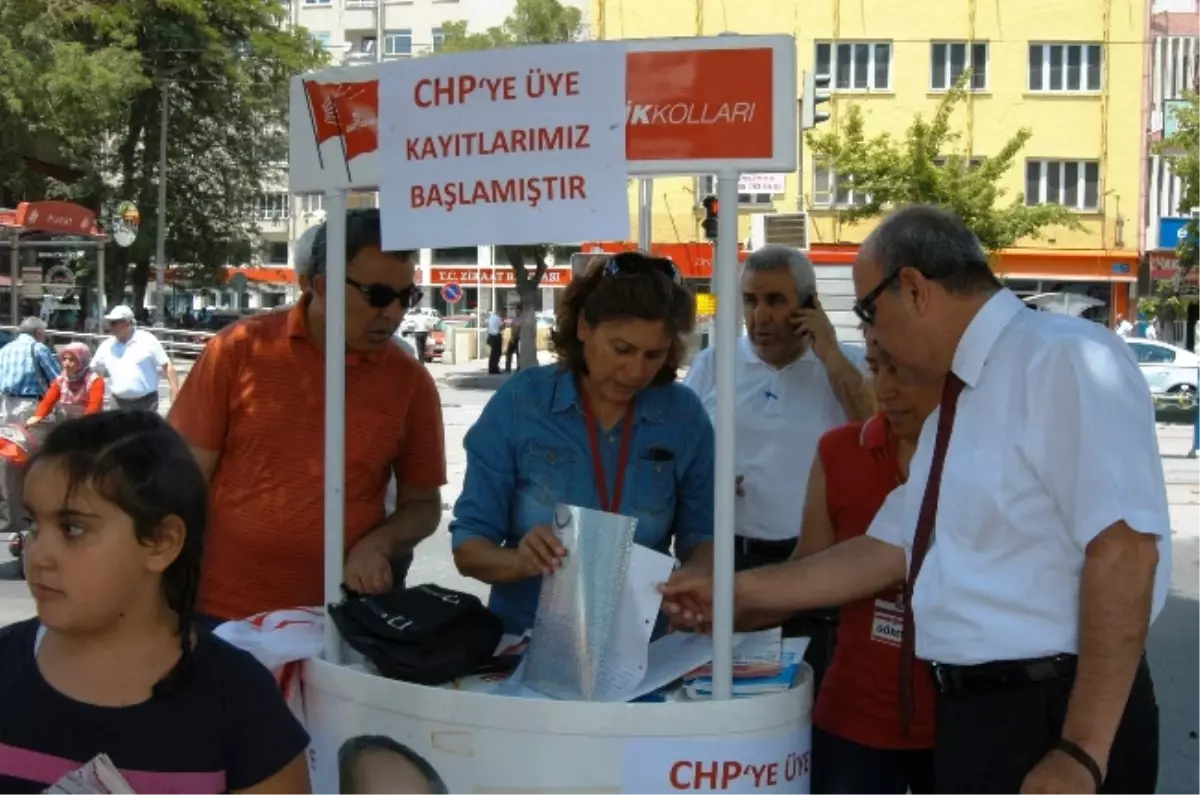 CHP Üye Kaydetmek İçin Sokağa İndi