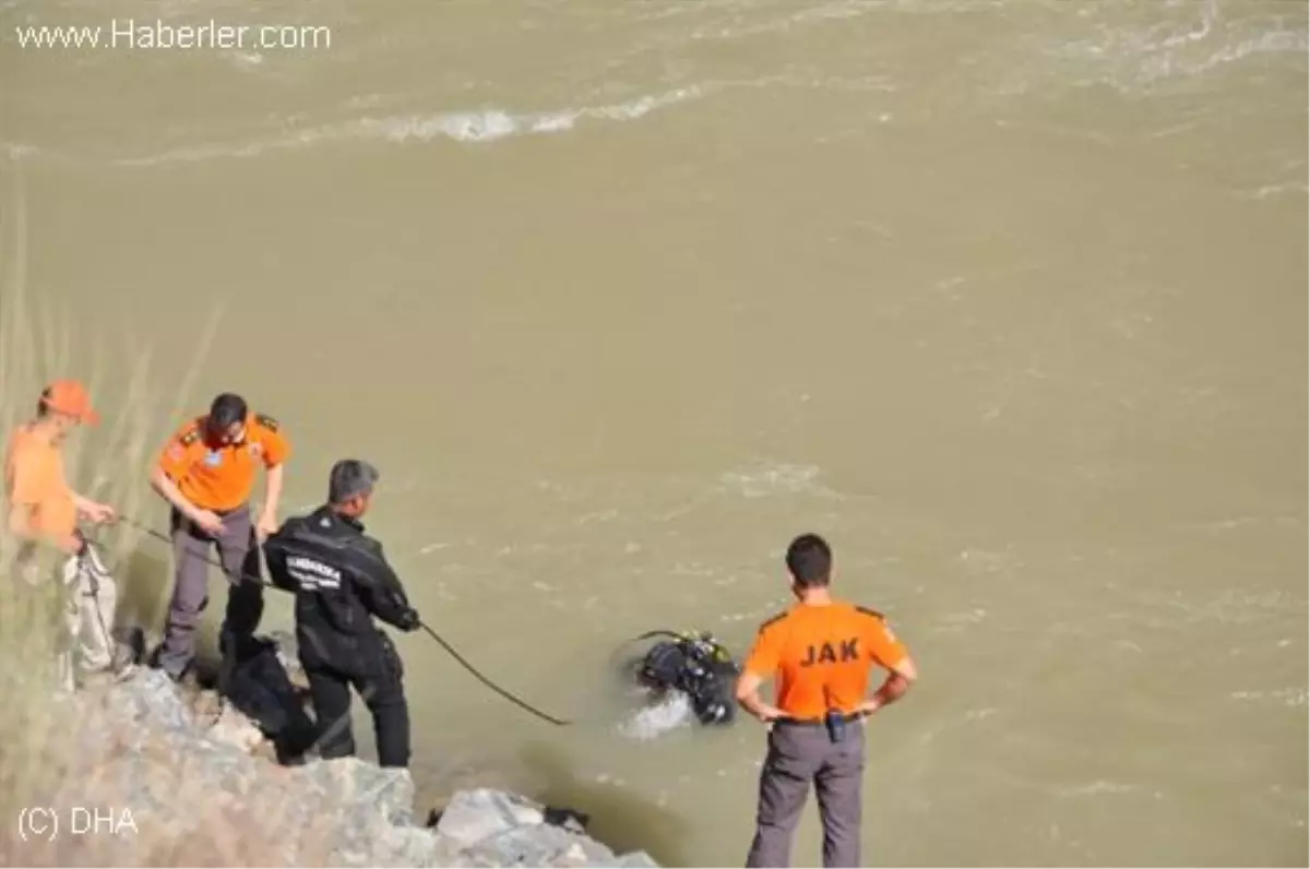 Çoruh Nehri\'nde Kayıp 3 Kişiyi Arama Çalışması Sürüyor (2)