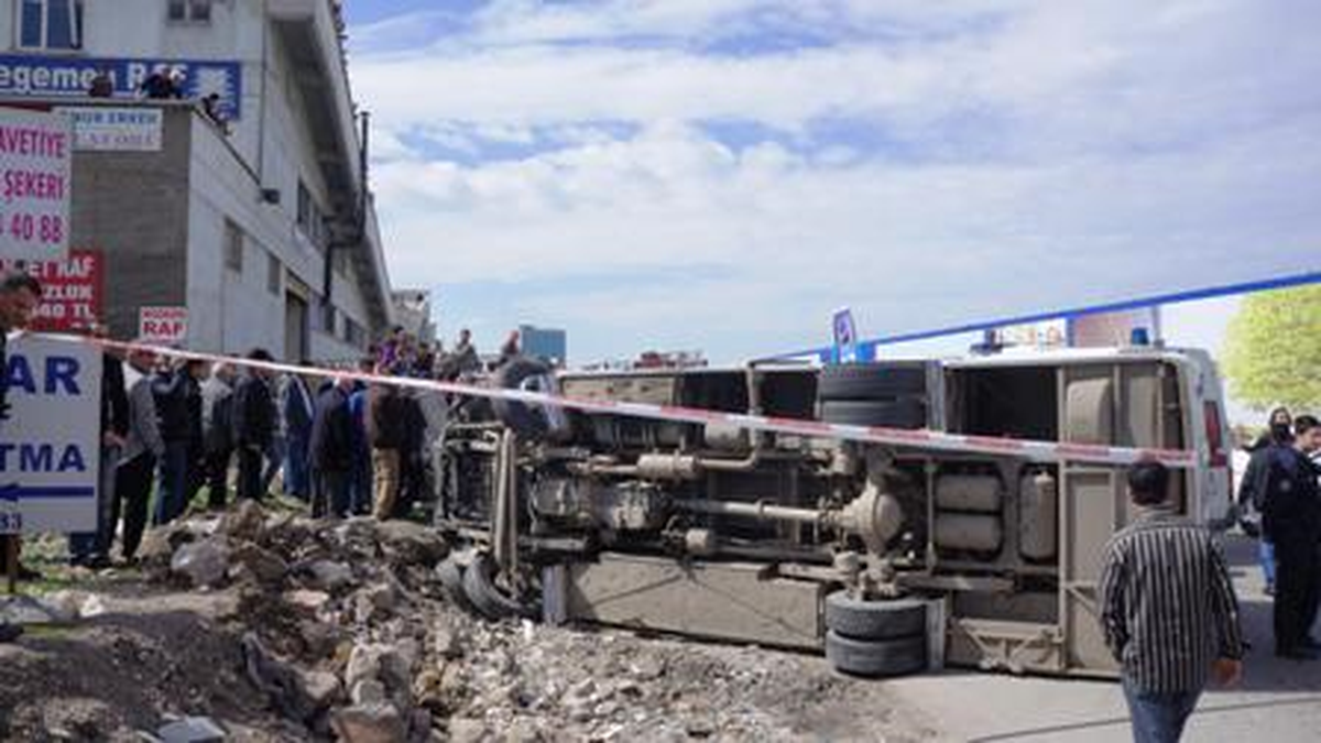 Freni Patlayan Minibüs Yan Yattı: 25 Yaralı