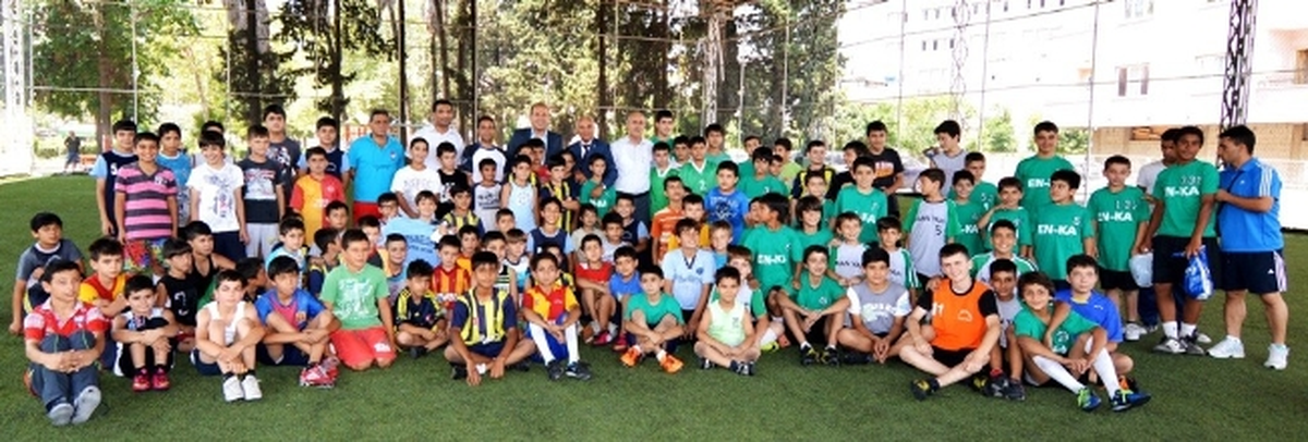 Futbol Yaz Okulu Sporcularına Ceyhan Belediyesi\'den Malzeme Yardımı