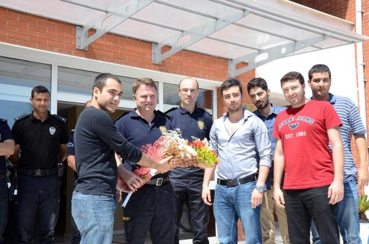 Gösterici Öğrencilerden Polise Teşekkür Ziyareti