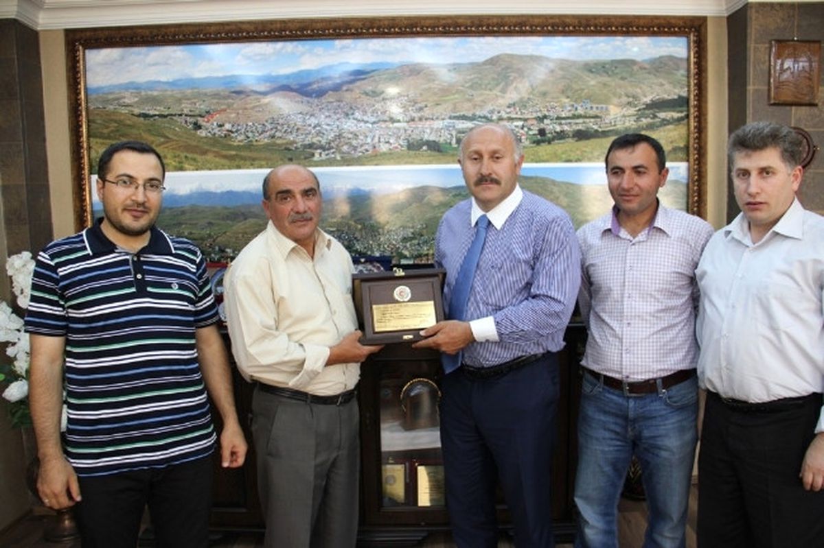 İlim Yayma Cemiyetinden Başkan Polat\'a Plaket