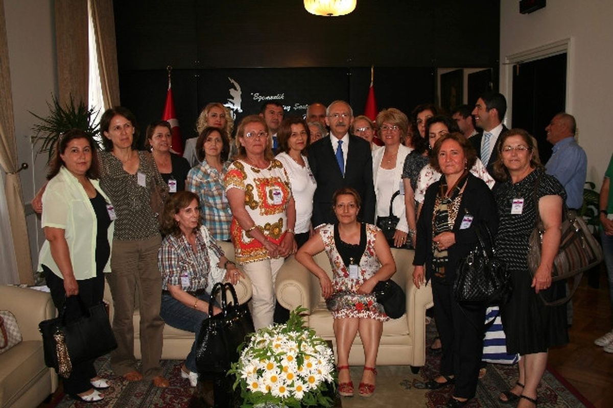 Kılıçdaroğlu\'na Malatya Kayısısı İkram Edildi
