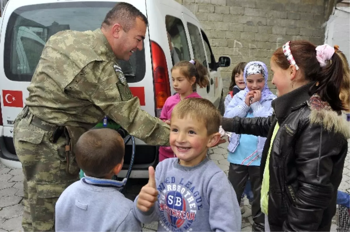 Mehmetçik Kosova\'da Halkla İçiçe