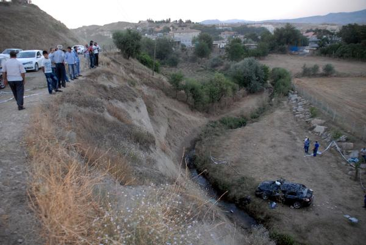 Otomobil Şarampole Yuvarlandı: 6 Ölü, 1 Yaralı (2)