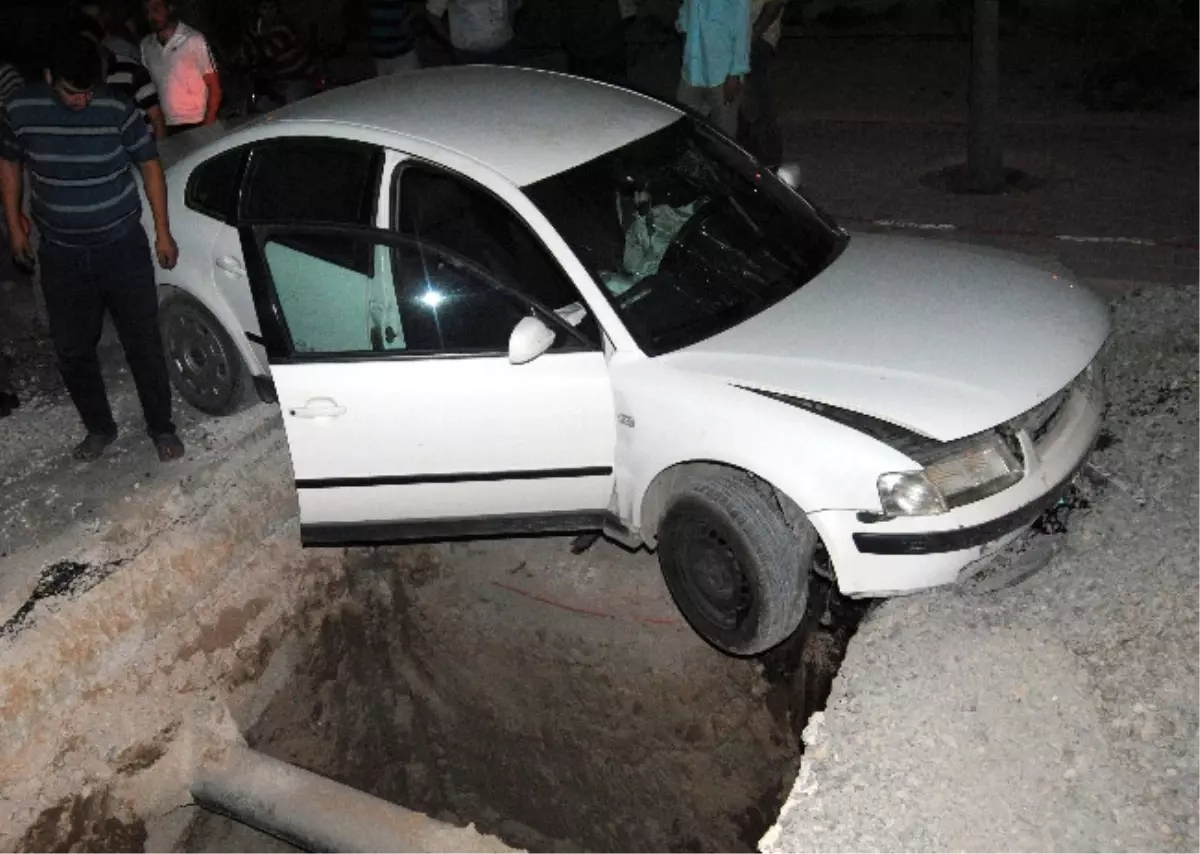 Otomobille Yoldaki Çukurda Asılı Kaldı