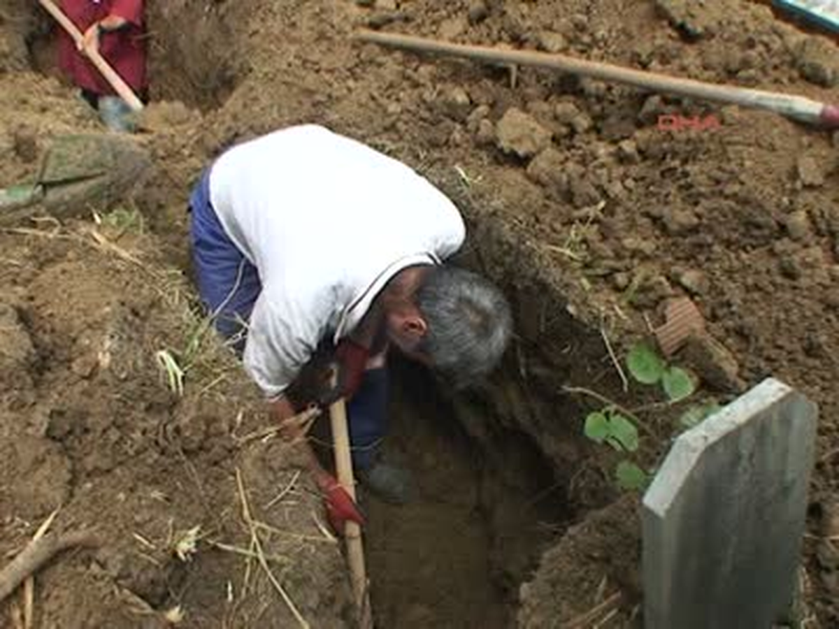 Dedeler Arasında Başlayan Husumet Mezar Taşıttı