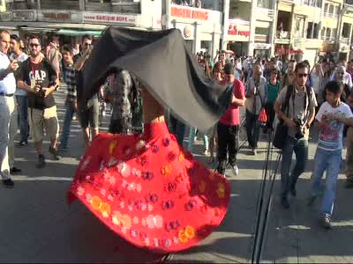 Taksim\'de İlgi Çeken Dans Gösterisi