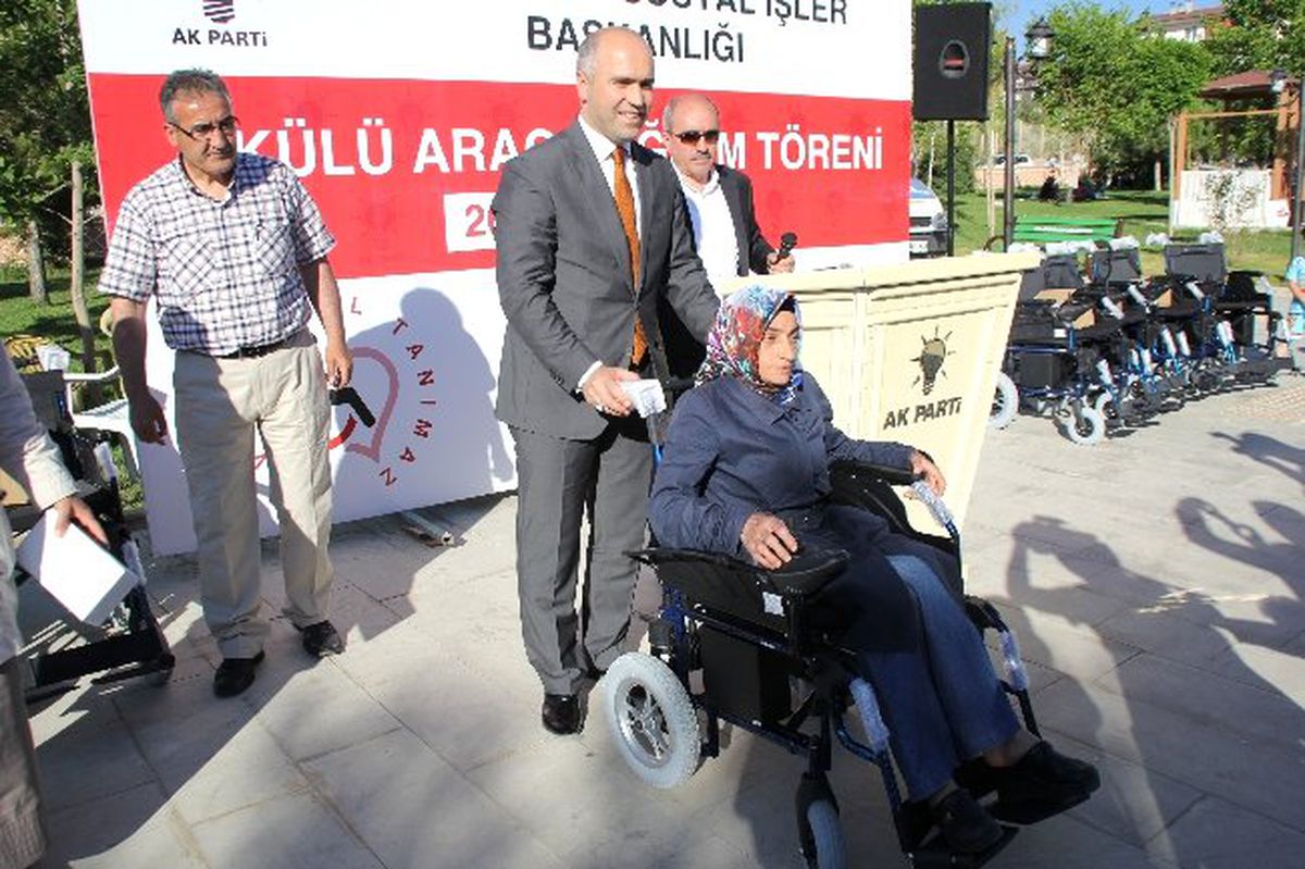 AK Parti Erzurum İl Teşkilatınca Engelli Vatandaşlara 14 Adet Tekerlekli Sandalye Dağıtıldı