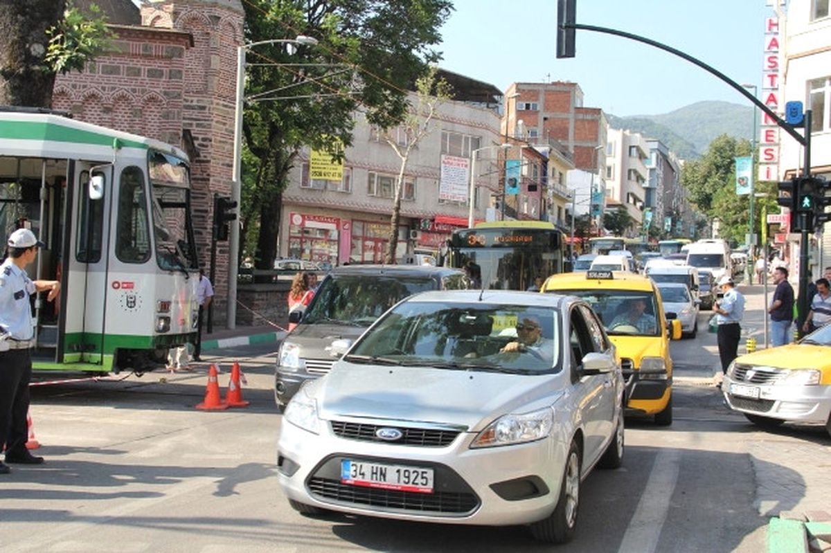 Bursa\'da Otobüsle Nostaljik Tramvay Çarpıştı