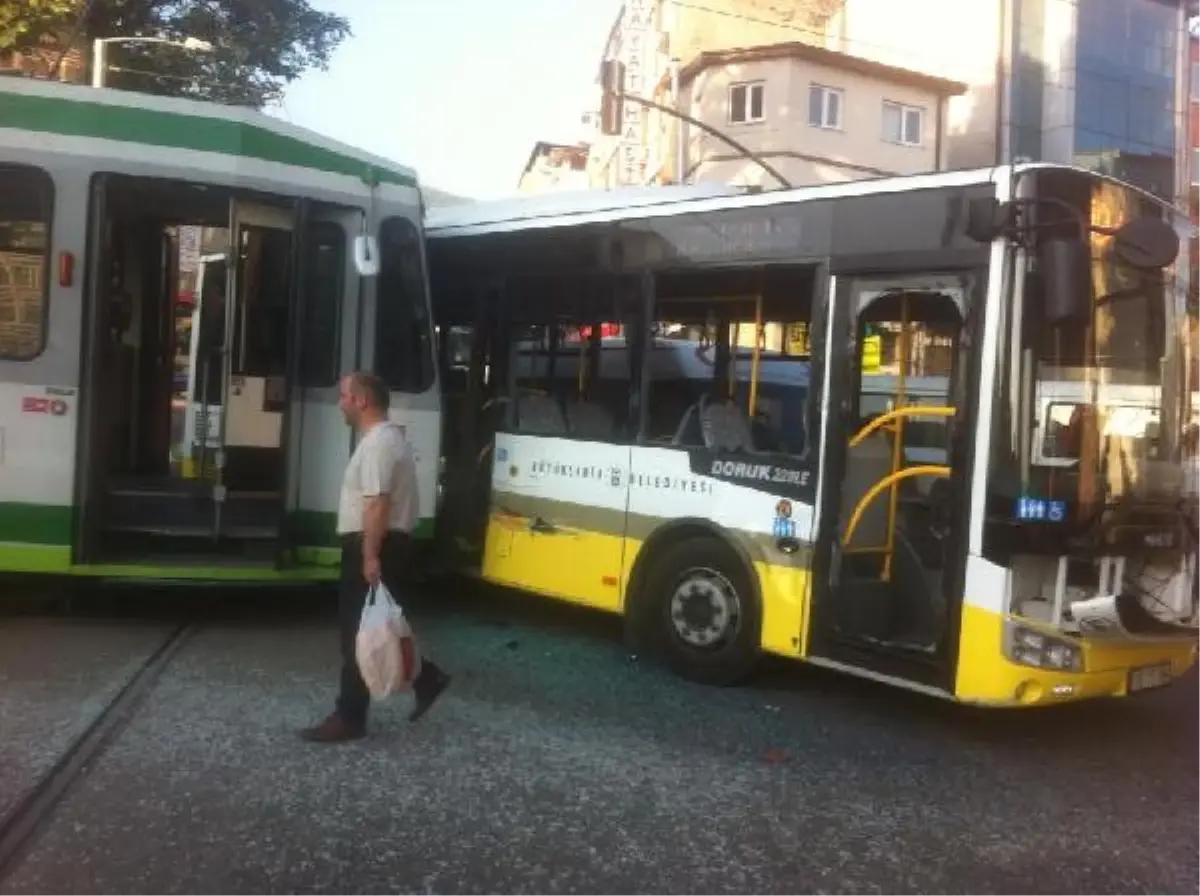 Bursa\'da Tramvay Belediye Otobüsüne Çarptı