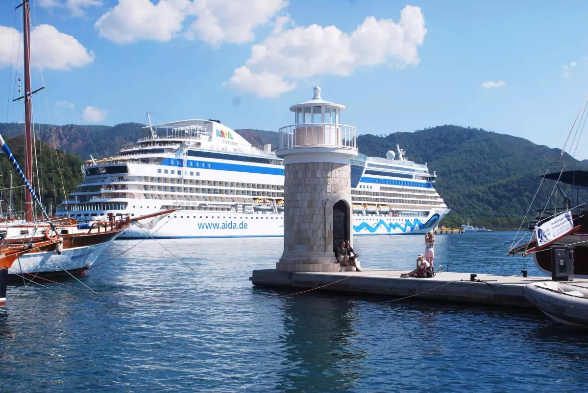 Dev Yolcu Gemisi "Aida Diva" Marmaris\'te