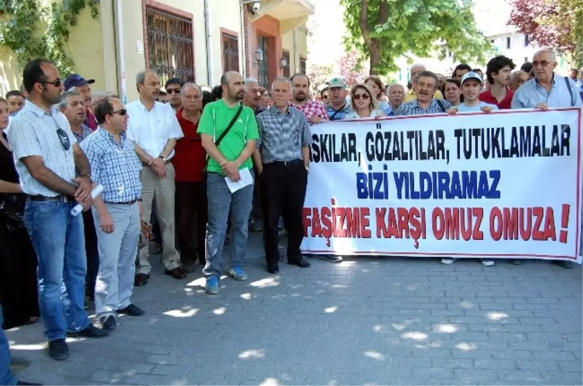 Eskişehir\'de Gezi Parkı Gözaltıları Protesto Edildi