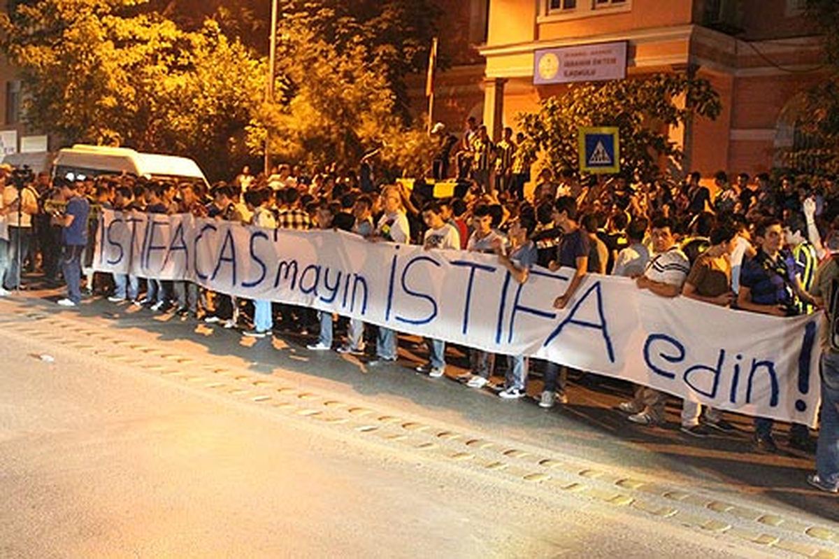 Taraftarlar Aziz Yıldırım\'ı İstifaya Çağırdı