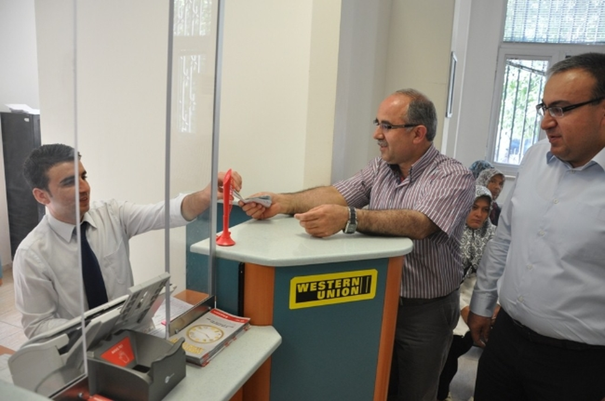 Gördes\'te İlk Doğalgaz Abonelik Bedelini Başkan Akyol Yatırdı