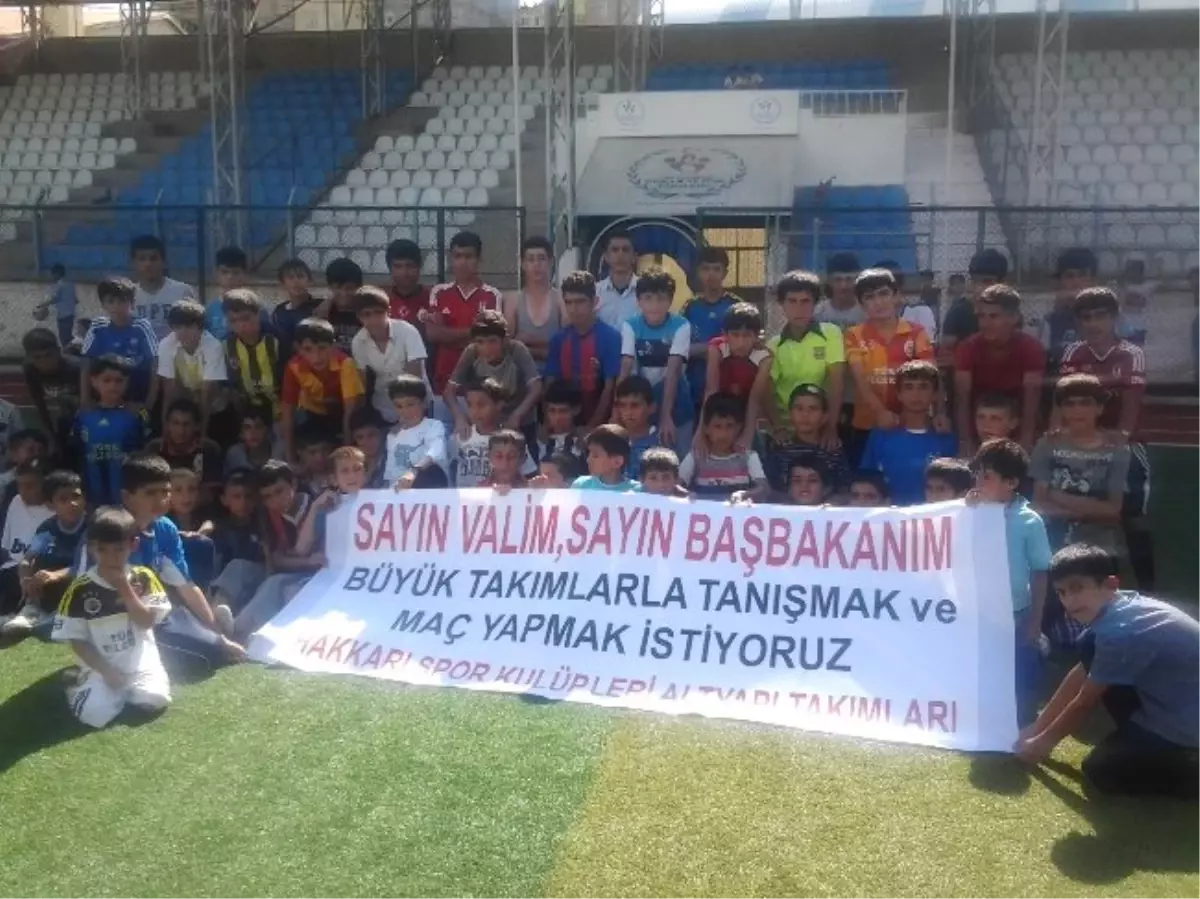 Hakkarili Futbolculardan Başbakan\'a Çağrı