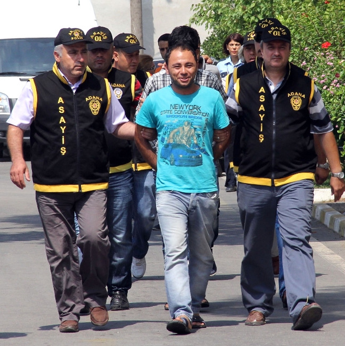 Hırsız Zanlısı Poz Verip Polis Aracını Beğenmedi