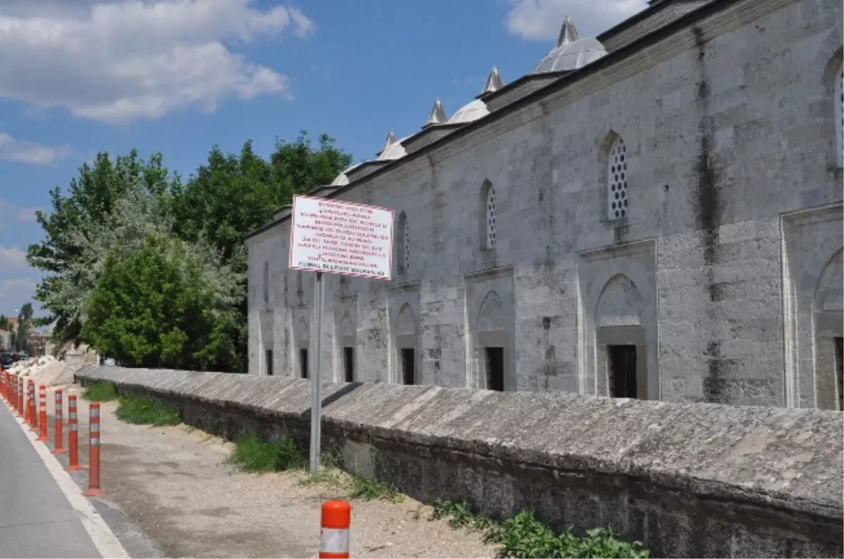 İki Kurum Arasındaki Uyuşmazlık Tabelalara da Yansıdı