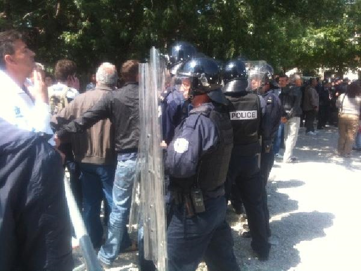 Kosova Meclisi Önünde Çatışma
