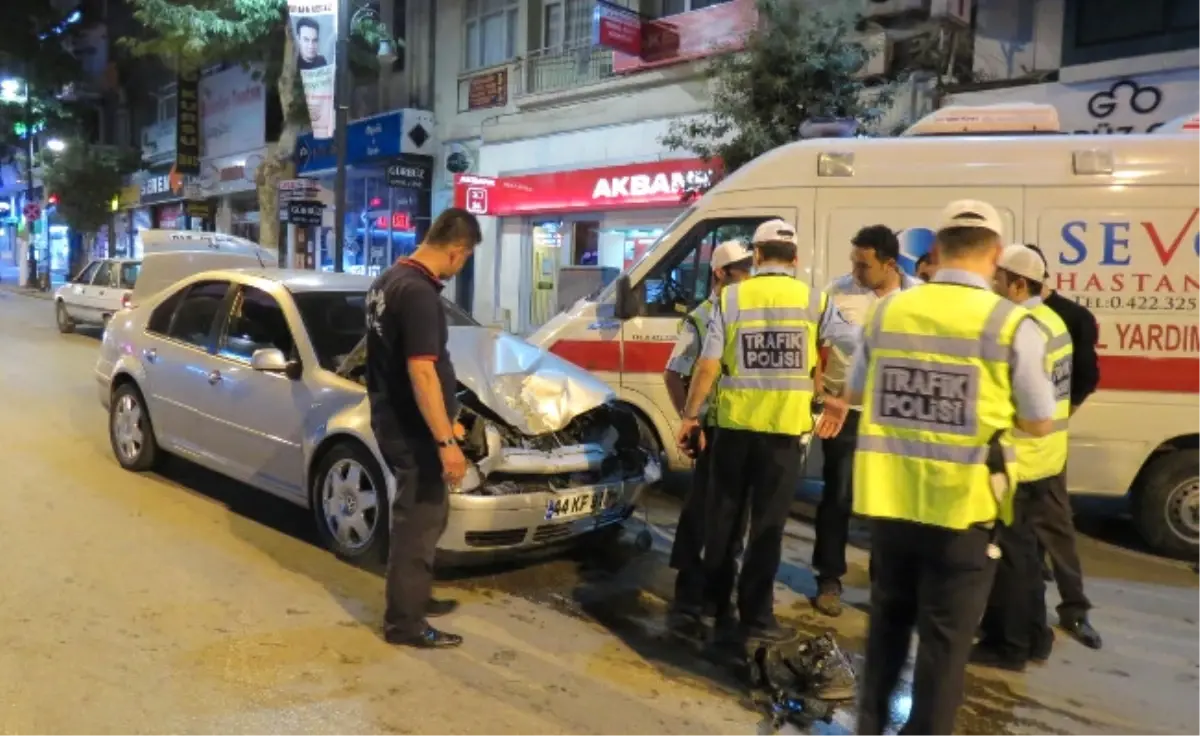 Otomobil Duran Ambulansa Çarptı; 1 Ölü