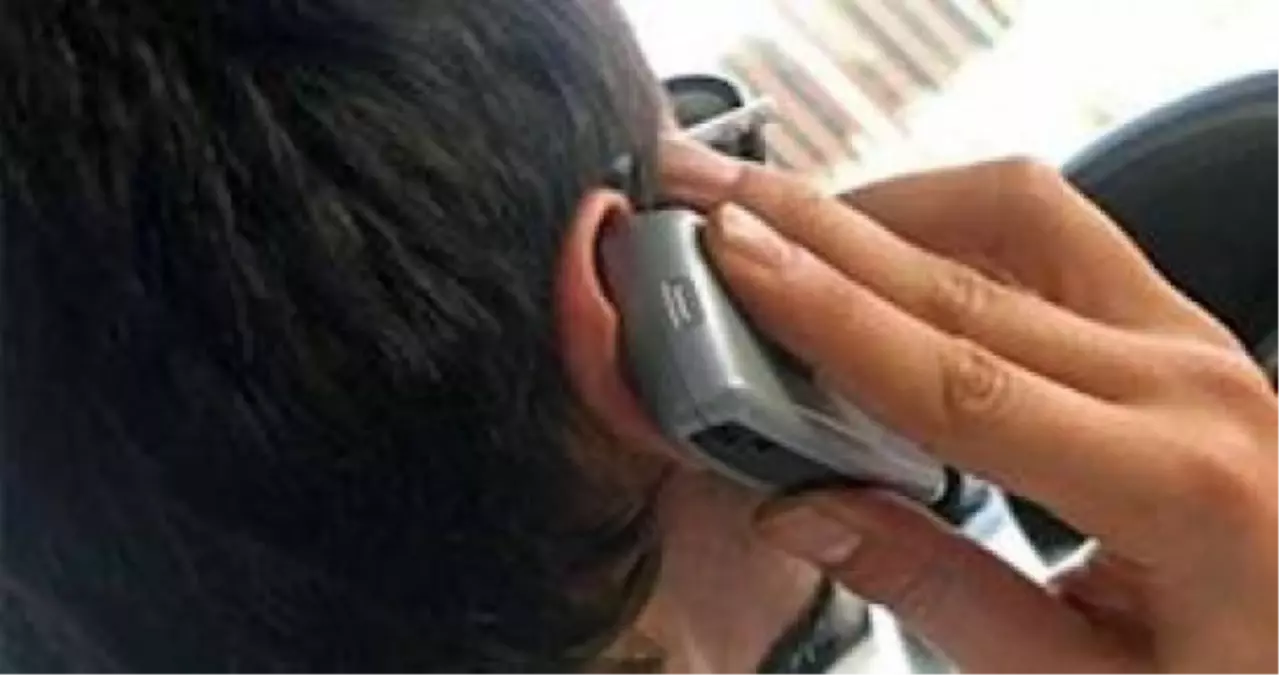 Pencerede Cep Telefonlarının Çalmasını Bekliyorlar