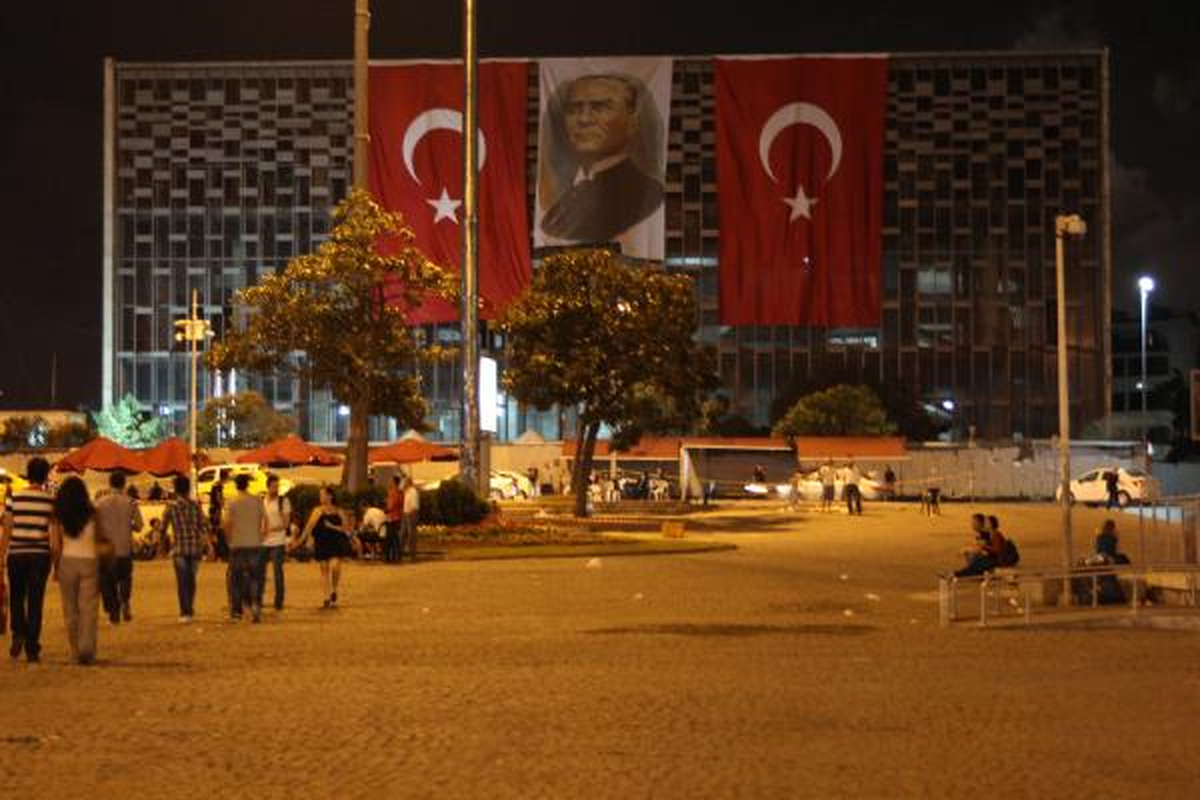 Rüzgar Nedeniyle Yırtılan Atatürk Posteri Onarılarak Yeniden Asıldı