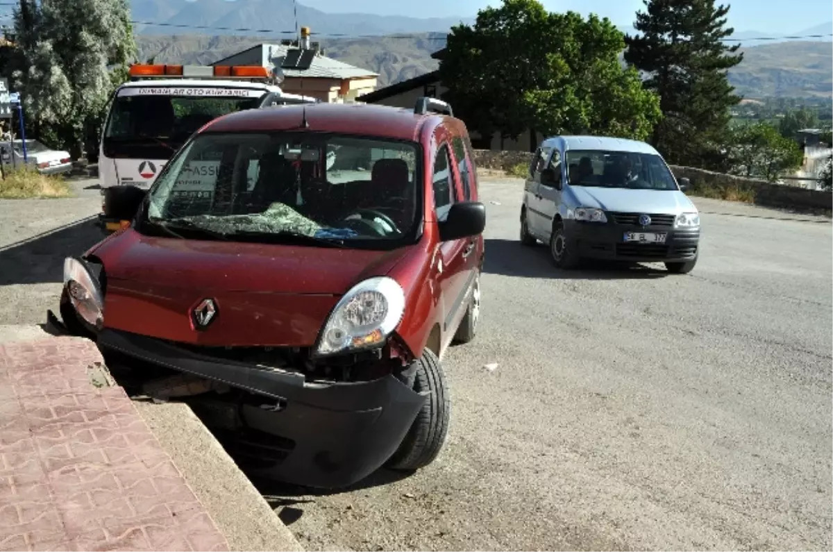 Suşehri\'nde Trafik Kazası: 5 Yaralı