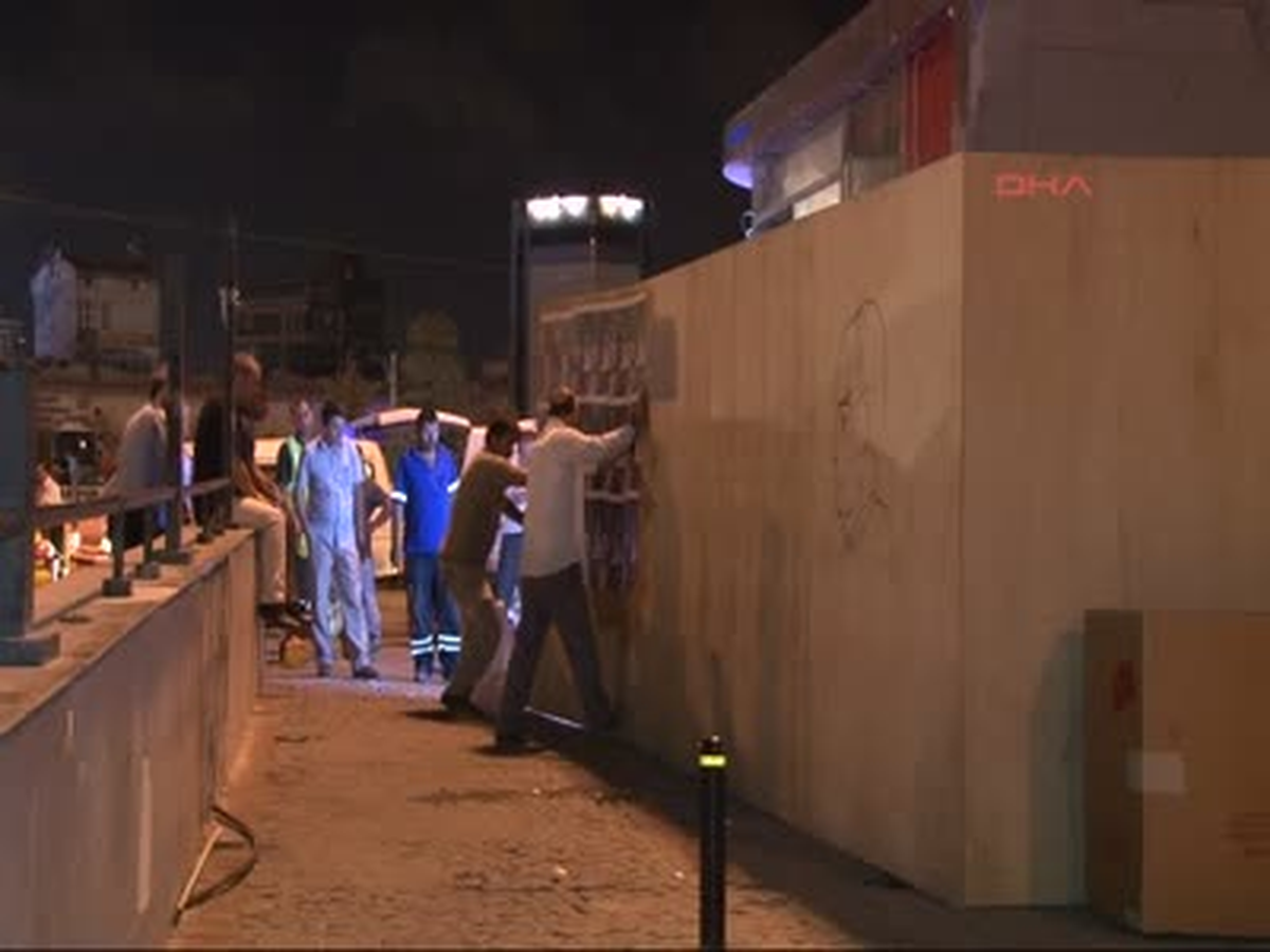 * Taksim Gezi Parkı Olayları Nedeniyle Tahrip Olan İstanbul Büyükşehir Belediyesi İletişim Noktası...