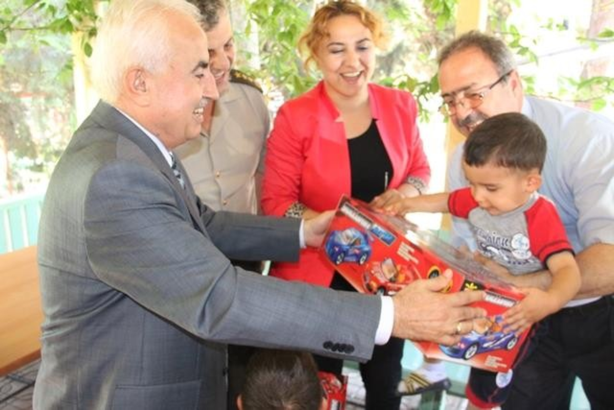 Vali Şahin\'den Çocuk Yuvasına Ziyaret