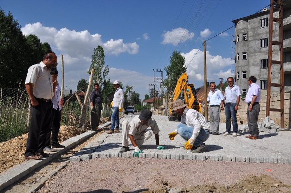 Yüksekova\'da Parke Taşı Döşeme Çalışmaları