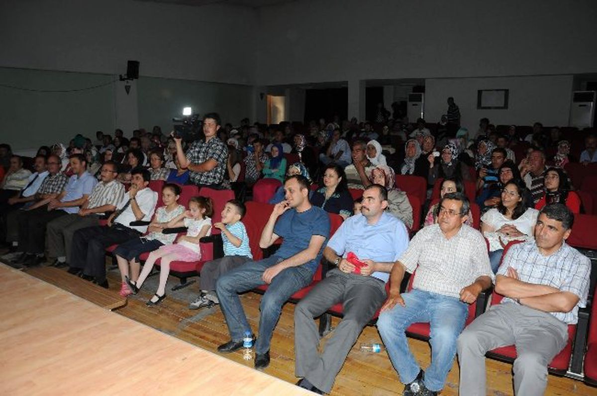 Afyonkarahisar Methiye Dumlu Ortaokulu\'nda Mezuniyet Sevinci